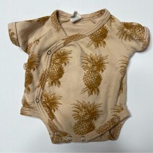 Kate Quinn organic cotton, 0-3 month, beige pineapple kimono-snap baby onesie
